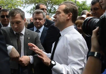 Во время визита в Крым Дмитрий Медведев услышал вполне неприятный, но прямой вопрос от одной пожилой местной жительницы