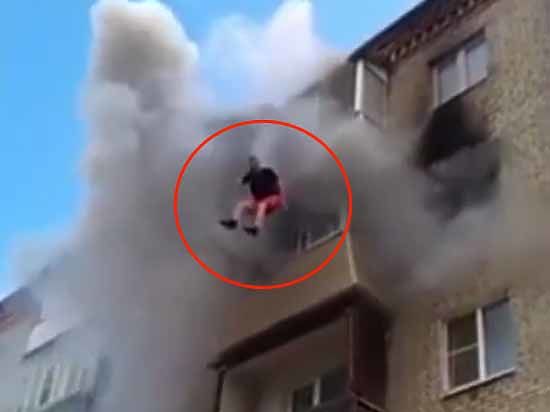 Действиями соседей руководили пожарные, у которых оказалась короткая лестница