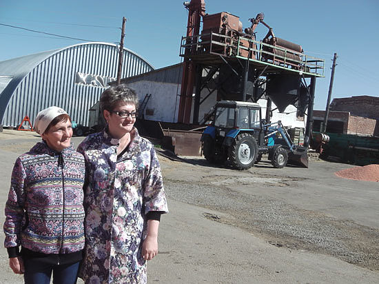 Эти хрупкие женщины взяли на свои плечи тяжелейшую ношу — ведение семейного аграрного хозяйства с полным циклом переработки зерна.