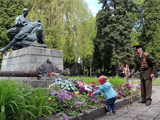Ярославцы, галичане и Чубайс восстановили во Львове памятник советским солдатам