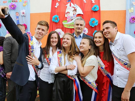 Глава Крыма побывал на торжественных линейках в двух крымских школах