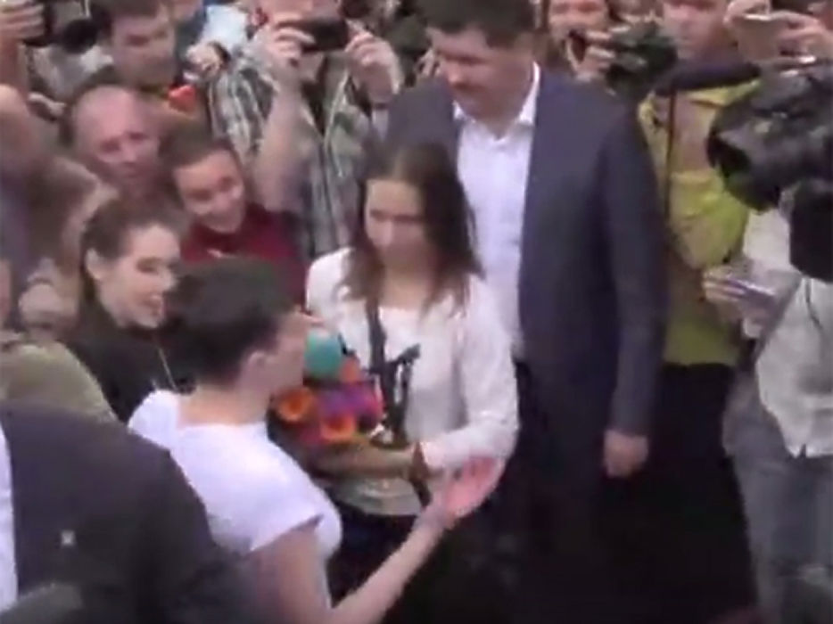 Вернувшуюся на Украину Савченко встречали мать, Тимошенко и ликующая толпа
