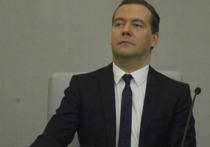 Как удивительно меняется риторика премьера Медведева в зависимости от аудитории! "Денег нет