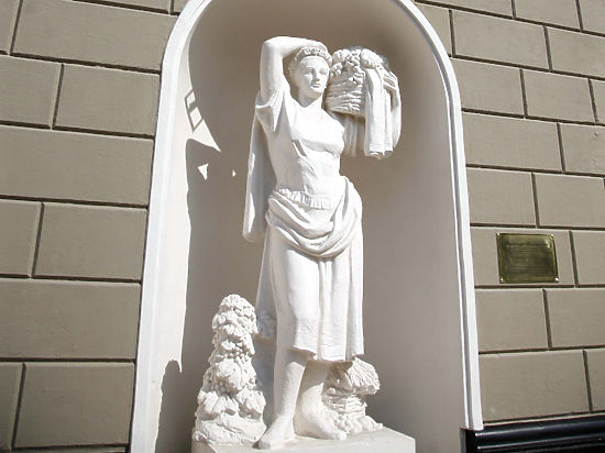 Москвичи нашли в метро статую импортозамещения