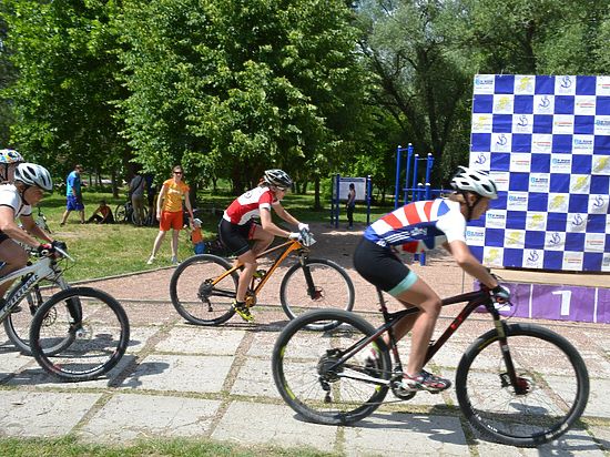 Байкеры устроили гонку в центральном парке Симферополя 