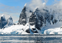 Группа геофизиков, представляющих Вашингтонский университет, выяснила, почему, несмотря на общемировую тенденцию к ощутимому потеплению, воды так называемого Южного океана с годами нагреваются не слишком сильно, тем самым сдерживая таяние Антарктиды