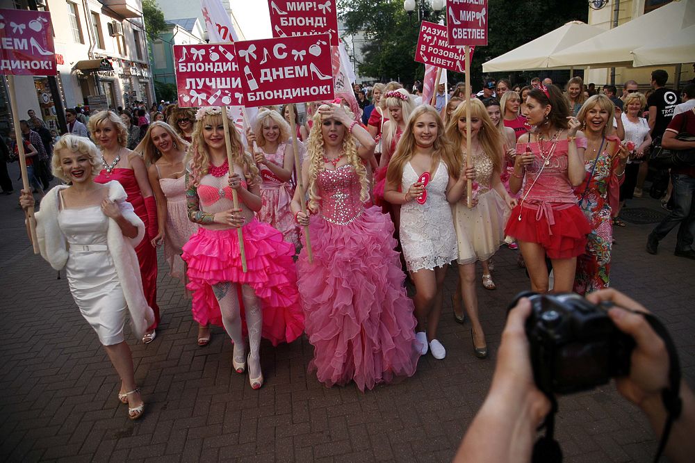 В Москве на Старом Арбате прошел парад блондинок 