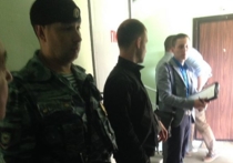 Личный досмотр, которому подвергли Алексея Навального по делу о клевете следователи, продолжился у него в квартире, сообщил в твиттере адвокат политика Вадим Кобзев