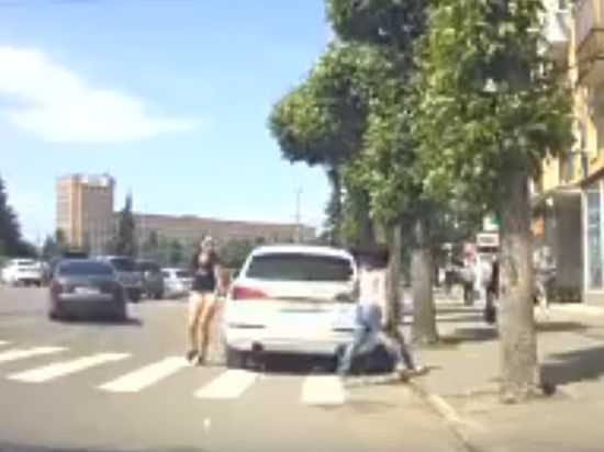 Водитель набросилась на девушку, помешавшую движению ее машины