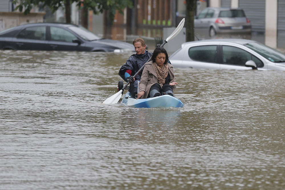 Небывалое наводнение в Париже: город "ушел под воду" 