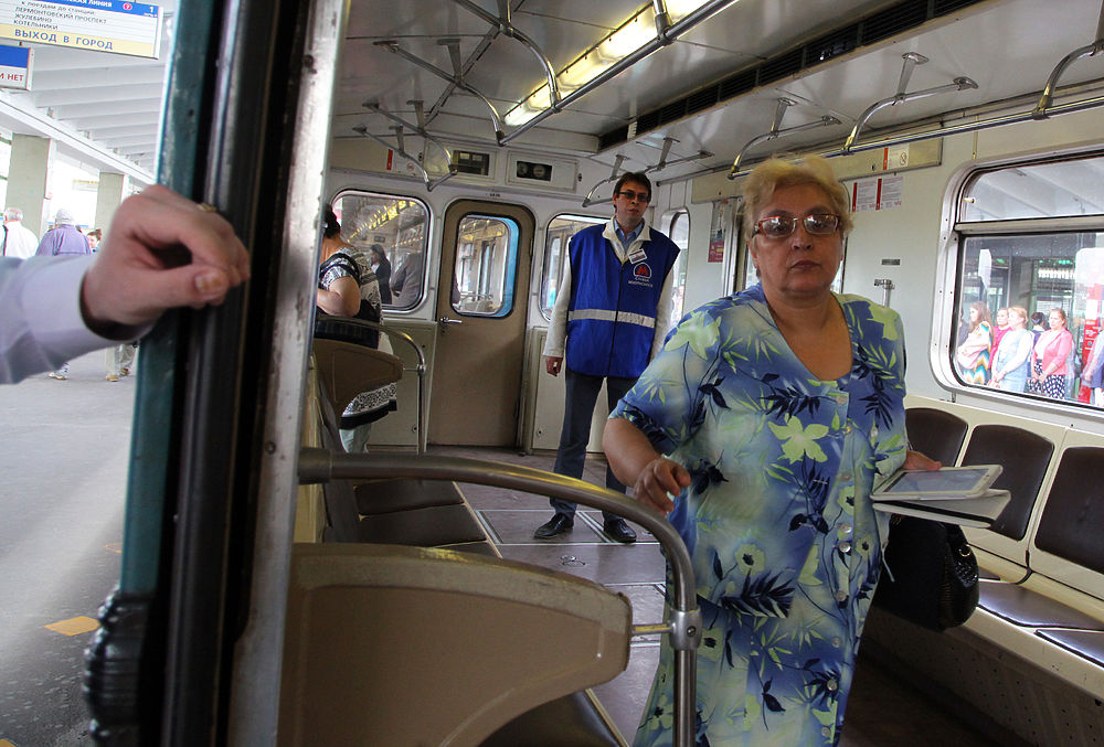 В борьбе за место в вагоне метро пассажиры идут против правил