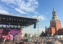 При Петре I у стен Кремля читали на лавках, сегодня здесь погружаются в литературу на шезлонгах при Дмитрии Медведеве