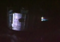 Уфологи, представляющие команду под названием Secure Team 10, опубликовали видеозапись, на которой можно увидеть светящийся слегка колеблющимся светом объект, подлетающий к одному из модулей Международной космической станции, но не показывающийся с другой ее стороны