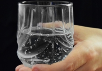 Группа ученых, представляющих Бристольский и Кембриджский университеты, обнаружили, что количество напитка, которое выпьет человек, зависит от величины бокала, которым он пользуется