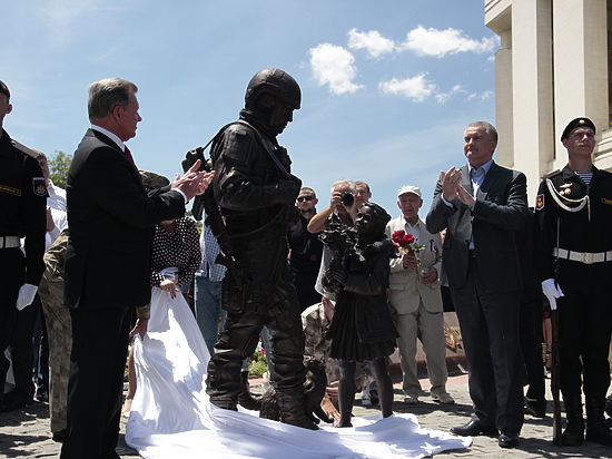 В Крыму открыли памятник «вежливым людям»