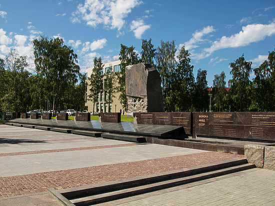 Каким задумывался памятник на пересечении улиц Энгельса и Гоголя в Петрозаводске и как менялся проект