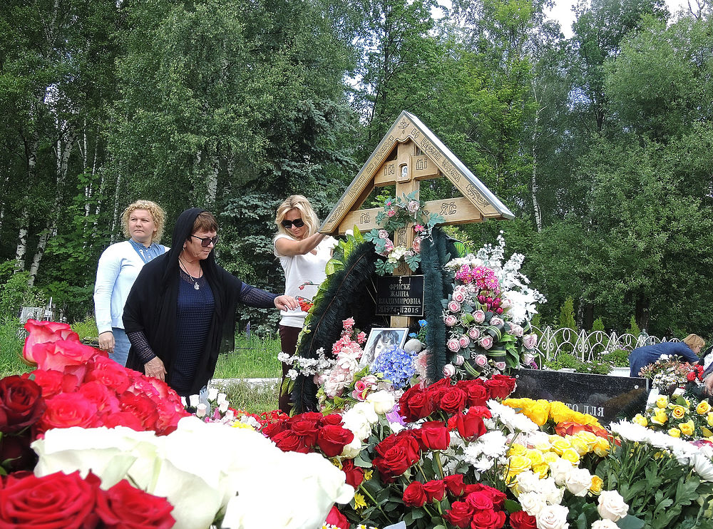 Год без Жанны Фриске: могилу певицы завалили цветами 