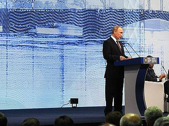 Президент на ПМЭФ пожурил Киев за невыполнение Минских соглашений