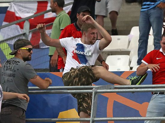 По мнению издания, российские футбольные хулиганы связаны со спецслужбами