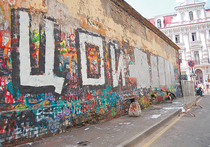 Легендарную стену Цоя на Арбате осквернили неизвестные вандалы в ночь на понедельник, 20 июня