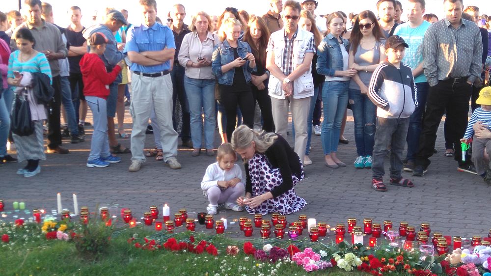 Петрозаводчане несут цветы в память о погибших детях
