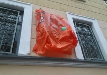 Памятная доска маршалу Карлу Густаву Маннергейму в Санкт-Петербурге, облитая краской спустя два дня после установки, пока так и остается замотанной оранжевым полиэтиленом