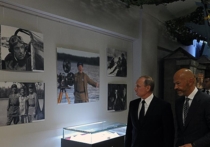 Поздно вечером в понедельник Владимир Путин посетил киностудию "Ленфильм", которая начала возрождаться из пепла после его вмешательства в 2012 году