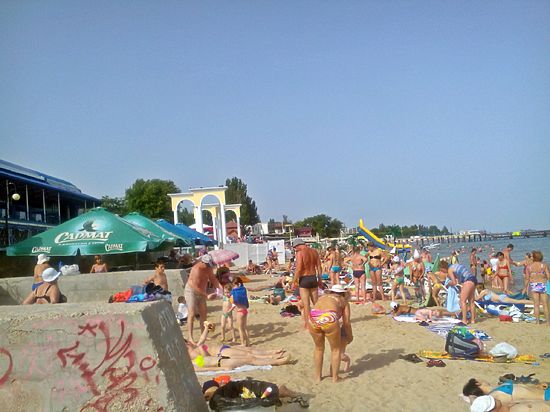 Пляжный патруль в Евпатории: где и как отдыхают туристы в Крыму-2016