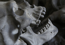 В ходе раскопок, проводящихся близ города Кенджу в Южной Корее, группа учёных из Сеульского национального университета обнаружила захоронение с останками женщины, череп которой имеет весьма необычную вытянутую форму