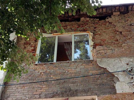 В Ярославле старый дом обсыпался из-за нового окна
