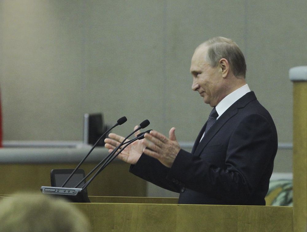Путин улыбкой и похвалой проводил Госдуму на каникулы