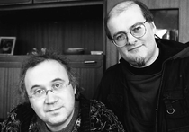 Олег Сакмаров — музыкант и композитор, готовый пускаться в самые смелые эксперименты, человек-оркестр, владеющий духовыми и клавишными