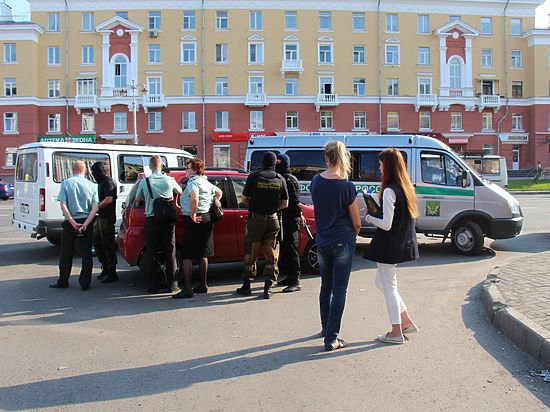 Кемеровчанин до приезда мамы прятался от приставов в автомобиле 