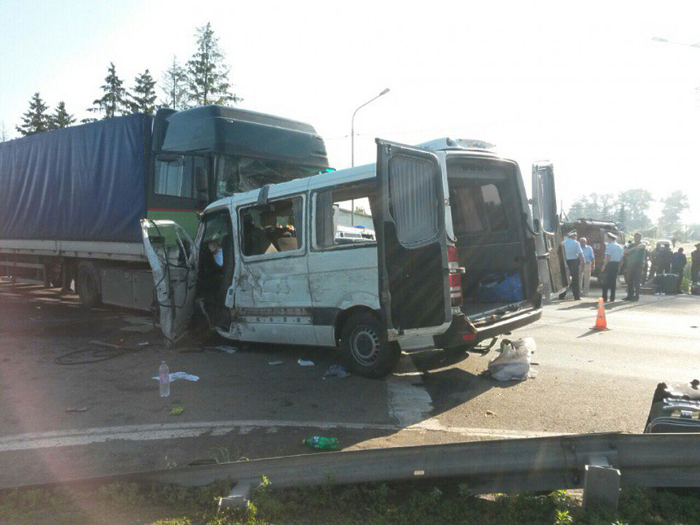 Появились кадры с места жуткой автомобильной аварии на трассе "Крым" 
