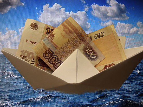 На открытии торгов доллар подорожал сразу на три рубля
