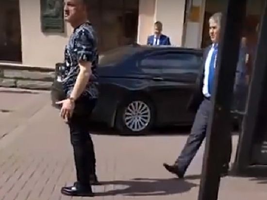 Мужчина, похожий на Эраста Матаева, устроил драку в центре Москвы