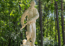 Памятник покорителям горных вершин — скульптурная композиция «Альпинист» и «Альпинистка» отреставрирована на северо-востоке Москвы, в районе ВДНХ