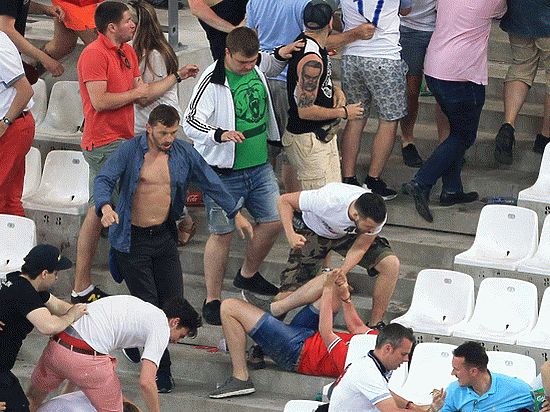 Больше всего шума на Евро-2016 наделали наши футбольные фанаты. Они показали футболистам, как надо отстаивать честь своей родины