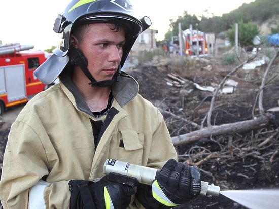 Лесной пожар под Севастополем тушили с помощью авиации МЧС
