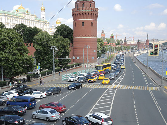 Благоустройство центра Москвы увенчают работы на Боровицкой площади и Кремлевской набережной