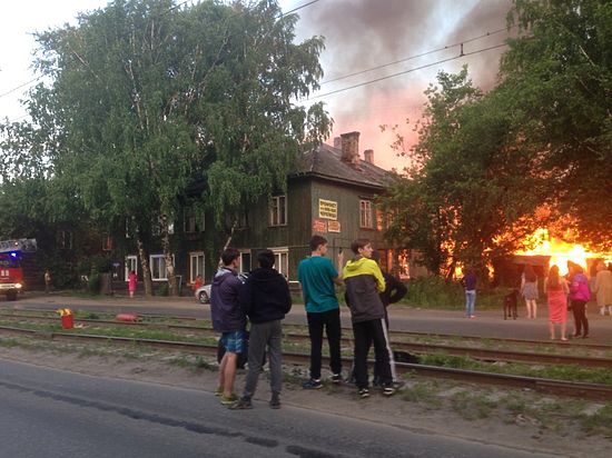 В городе снова горят деревянные дома в микрорайоне Черемошники, с апреля там зафиксировано уже более 30 «странных пожаров»