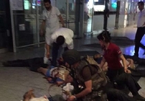 В Стамбуле в аэропорту имени Ататюрка сработали два взрывных устройства, которые привел в действие террорист-смертник