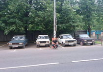 Необычный способ своей личной борьбы за парковку возле дома придумал москвич, бывший сотрудник спецслужб, ныне адвокат Вадим Лялин