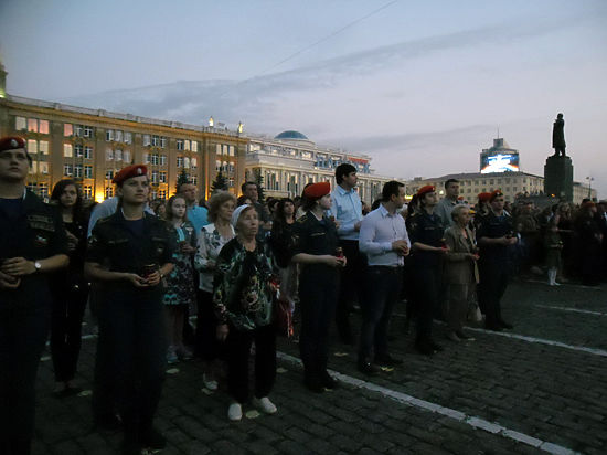 «Свеча памяти». На главной площади Свердловской области зажгли слово «Помним»