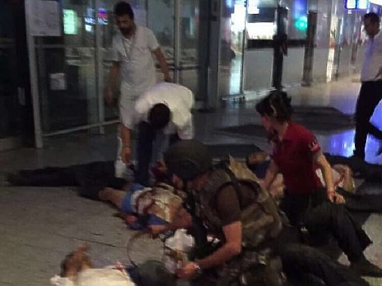 В аэропорту имени Ататюрка сработали три взрывных устройства, которые привели в действие террористы-смертники