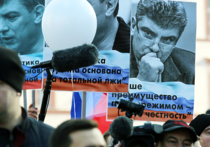 Сразу четыре памятных доски Борису Немцову появились сегодня по четырем московским адресам, связанным с жизнью и смертью политика