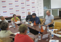 В дискуссии участвовали чиновники из Роскомнадзора и управления по образованию, психологи, общественники, политики и журналисты