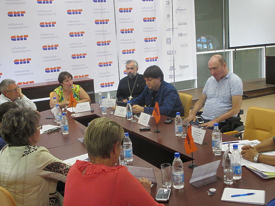 В дискуссии участвовали чиновники из Роскомнадзора и управления по образованию, психологи, общественники, политики и журналисты
