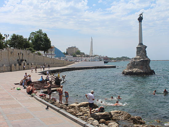 Севастопольские пенсионеры по старой традиции приходят купаться к морю в центре города - более комфортных условий им не предложили