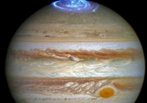 Специалисты, работающие с телескопом «Хаббл», представили фотографию и даже видеозапись, на которых можно увидеть завораживающее полярное сияние в атмосфере Юпитера